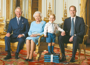 英國白金漢宮日前發布女王伊麗莎白二世（左二）與王儲查理（左一）、威廉王子（右一）和喬治小王子的四代君主和未來君主的合照，喬治小王子特別墊高，以便用這張照片發行郵票。p1105-a4-01