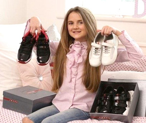 莉莉瑞展示她爸爸買給她的名牌鞋子p1105-a4-06