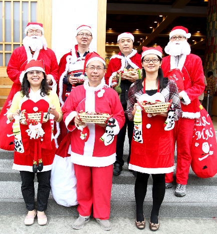 圖為蔡國裕教授(後排左2)與其他博士教授們打扮成聖誕老人p1106-12-02