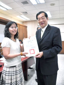 圖為林香汶博士（左）榮獲中國醫藥大學優良教材評選傑出獎p1107-12-01