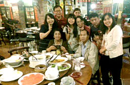 圖為林香汶博士(右一)與父母(前坐者)及家人愉快聚餐p1107-12-03