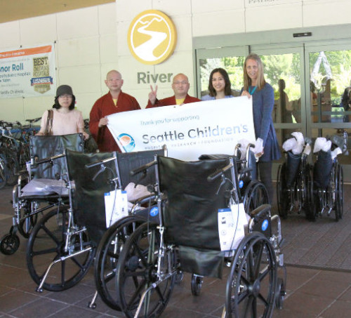 圖為蓮靈法師、蓮官法師與季蓉師姐代表捐輪椅p1108-08-04