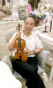 圖為麥教授手持名貴小提琴，由外國收藏家提供無限期借用p1110-11-02