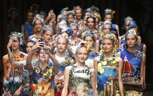 2016春夏時尚掀起絲巾點綴造型熱潮，Dolce & Gabbana模特兒從頭到腳幾乎都可以用絲巾配出帶點渡假的時尚感。p1110-a5-01