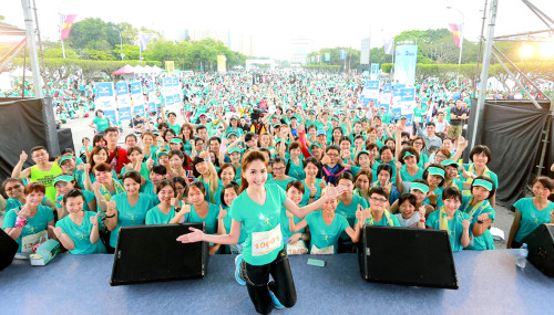 美津濃（Mizuno）女性路跑日前在總統府前廣場開跑，活動並和董氏基金會合作，加深關懷女性，藝人翁滋蔓（前中）挑戰12.5公里成功，和萬名姐妹藉由運動享受身、心、靈的自由。p1110-a6-01