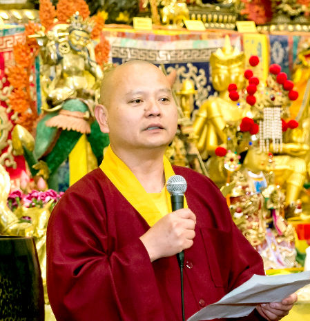 圖為同修前，西雅圖雷藏寺住持德輝上師代表眾弟子向師尊表達感謝與祝福p1111-07-02A