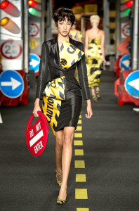 圖為模特兒展示鬼才設計師 Jeremy Scott 操刀的品牌 MOSCHINO 2016春夏系列時裝。p1112-a5-05