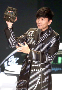 金曲歌王林俊傑以實驗專輯『和自己對話』獲『年度十大歌曲』、『製作人』及『男歌手』三大獎項p1112-a8-02