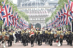 超過300名騎兵在白金漢宮前向女王祝壽p1113-a1-05