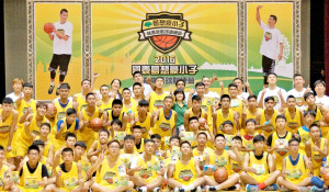 「2016夢想豪小子林書豪籃球訓練營」日前在高雄順利閉幕，旅美NBA球星林書豪（後排白衣右5）頒發學員結業證書並與學員合影。p1113-a6-03