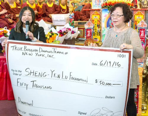 圖為紐約金剛雷藏寺捐贈5萬美元贊助「盧勝彥佈施基金會」總裁盧佛青博士代表接受p1114-01-05A