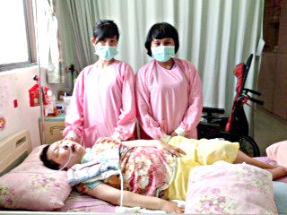 圖為護理之家的印尼看護玫瑰（左）和安娜（右），具愛心又負責p1114-14-02