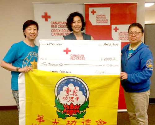 圖為捐贈儀式後加拿大紅十字會代表與義工們合影p1115-14-06