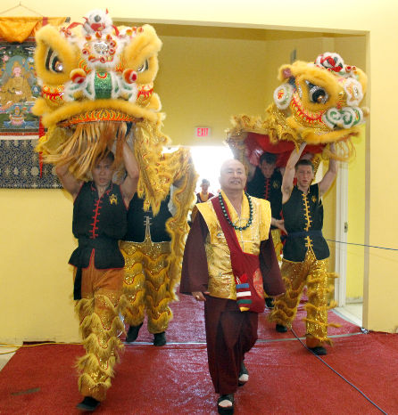 圖為師尊在揭幕儀式後進入登寶雷藏寺p1116-11-04