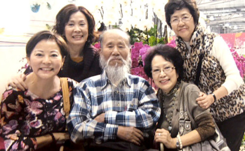 圖為2010年，四大媽（右後為蓮薇）與師公在台北國際花卉博覽會園區內合照p1116-12-01