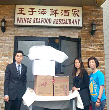 圖為溫哥華華光功德會義工(右)與熱食餐盒贊助商王子海鮮酒家老闆等合影p1116-13-08
