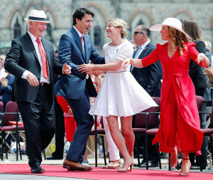 加拿大總理賈斯汀特魯多和家人約翰斯頓總督歡慶舞蹈p1116-a1-08