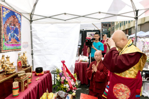 圖為師尊到西雅圖雷藏寺攤位上香禮佛p1118-09-02