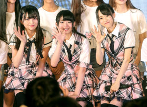 日本人氣女子團體「AKB48」成員馬嘉伶（中）、倉野尾成美（右）、佐藤七海（左）日前在台北舉行歌迷見面握手會，親自向台灣的朋友們表達感謝之意。p1118-a5-02