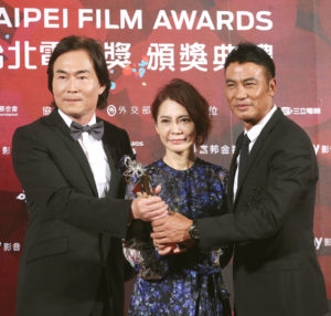 電影「樓下的房客」獲得觀眾票選獎，導演崔震東(左起)、製作人柴智屏、演員任達華出席領獎p1118-a8-17