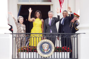 白宮為新加坡總理李顯龍的正式訪問舉行歡迎儀式，歐巴馬夫婦與李顯龍夫婦齊揮手向眾人致意。p1120-a4-01