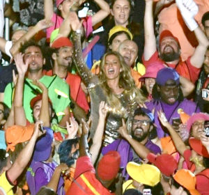 超模吉賽兒邦臣在里約奧運性感走秀後與台下群眾慶祝歡呼p1121-a1-10
