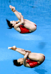 中國大陸名將吳敏霞（上）與隊友施廷懋（下）勇奪女子雙人跳水3公尺跳板項目金牌p1121-a1-16