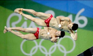 雙人跳水10公尺由中國大陸林躍(下)與陳艾森奪下金牌p1121-a1-17