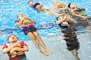 南韓游泳生存教育一景 學生抱洋芋片浮在水面上p1121-a4-06