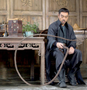 影帝劉青雲在電影《危城》中勤練「鞭」術p1122-a8-10
