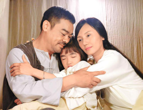 劉青雲（左起）在片中十分疼愛飾演女兒的劉嘉藝及妻子袁泉p1122-a8-11