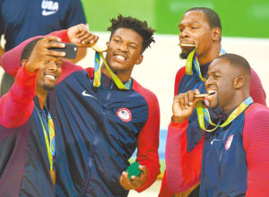 美國男籃奪金，巴恩斯（左起）玩起自拍，吉米巴特勒、杜蘭特、卓雷蒙格林開心咬著金牌入鏡。p1123-a1-23