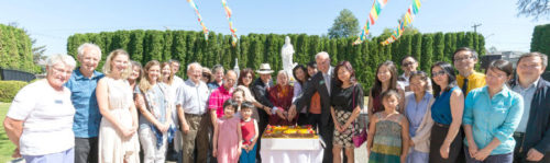 圖為慶祝溫哥華華光功德會成立23周年慶，眾貴賓共切蛋糕p1124-15-05