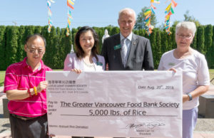 圖為溫哥華華光功德會捐贈五千磅白米給食物銀行。左起貴賓黃培通博士、康安禮市議員、麥當勞市議員與溫哥華食物銀行代表甘迺迪女士見證合影p1124-15-06A