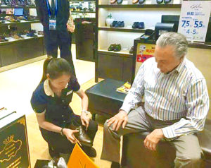 巴西總統泰梅爾在百貨公司挑選皮鞋p1125-a1-05