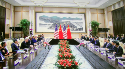 美國總統歐巴馬與中國大陸國家主席習近平在杭州會晤。習近平表示要以建設性方式管控分歧；歐巴馬表明要就人權、網路、海事等分歧進行討論。p1125-a1-06