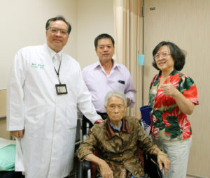 98歲洪老奶奶（前）上月跌倒骨折，為不讓子女擔心，她忍痛3星期不肯就醫，後在家人的勸說下，就醫接受治療，以髓內釘固定髖骨骨折，術後3天順利出院。p1126-a6-02