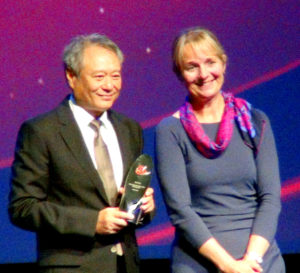 導演李安獲年度卓越國際榮譽獎、引言人英國工程技術學會主席克蘭姆p1126-a8-06