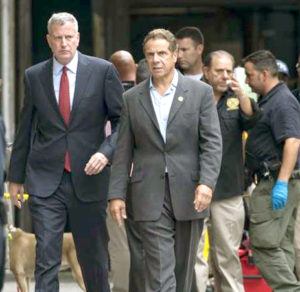 紐約市長白思豪(左)紐約州長庫默(右)在爆炸案現場p1127-a1-08
