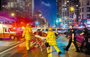 消防人員在曼哈頓切爾西區爆炸現場運送傷患p1127-a1-09