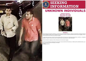 紐約警方發圖，尋找兩名曾由遺棄行李袋中取出壓力鍋炸彈的男子。p1127-a4-02a