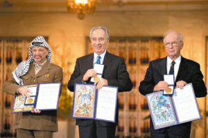 1994年12月10日，以色列外長裴瑞斯(中)、巴勒斯坦領袖阿拉法特(左)和以色列總理拉賓共同獲頒諾貝爾和平獎。p1128-a4-01