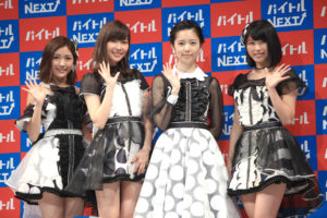 日本女子天團AKB48的成員島崎遙香（右2）、指原莉乃等為求職網站Baitoru NEXT拍廣告，發表會上，島崎宣布將從AKB48退團，並說夢想是當吉卜力聲優。p1129-a5-04