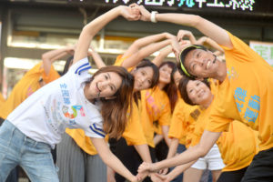 藝人Ella（陳嘉樺）日前出席台灣癌症基金會與台北市政府衛生局的「全民練5功防癌就輕鬆」活動，與年輕舞者一起熱舞宣傳防癌。p1131-a6-02