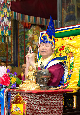 圖為蓮生師佛教導，將大威德金剛印的中指打開不按觸，即為地藏王菩薩印p1132-01-02