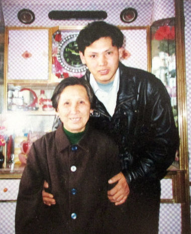 圖為齊耀斌講師的母親(左)與小兒子齊耀昌。齊母呂秀範女士生性善良，勤儉持家，她的往生瑞相連連，讓齊講師很是欣慰p1133-12-02