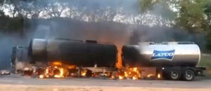 貨車與公車瞬間起火爆炸p1133-a1-12