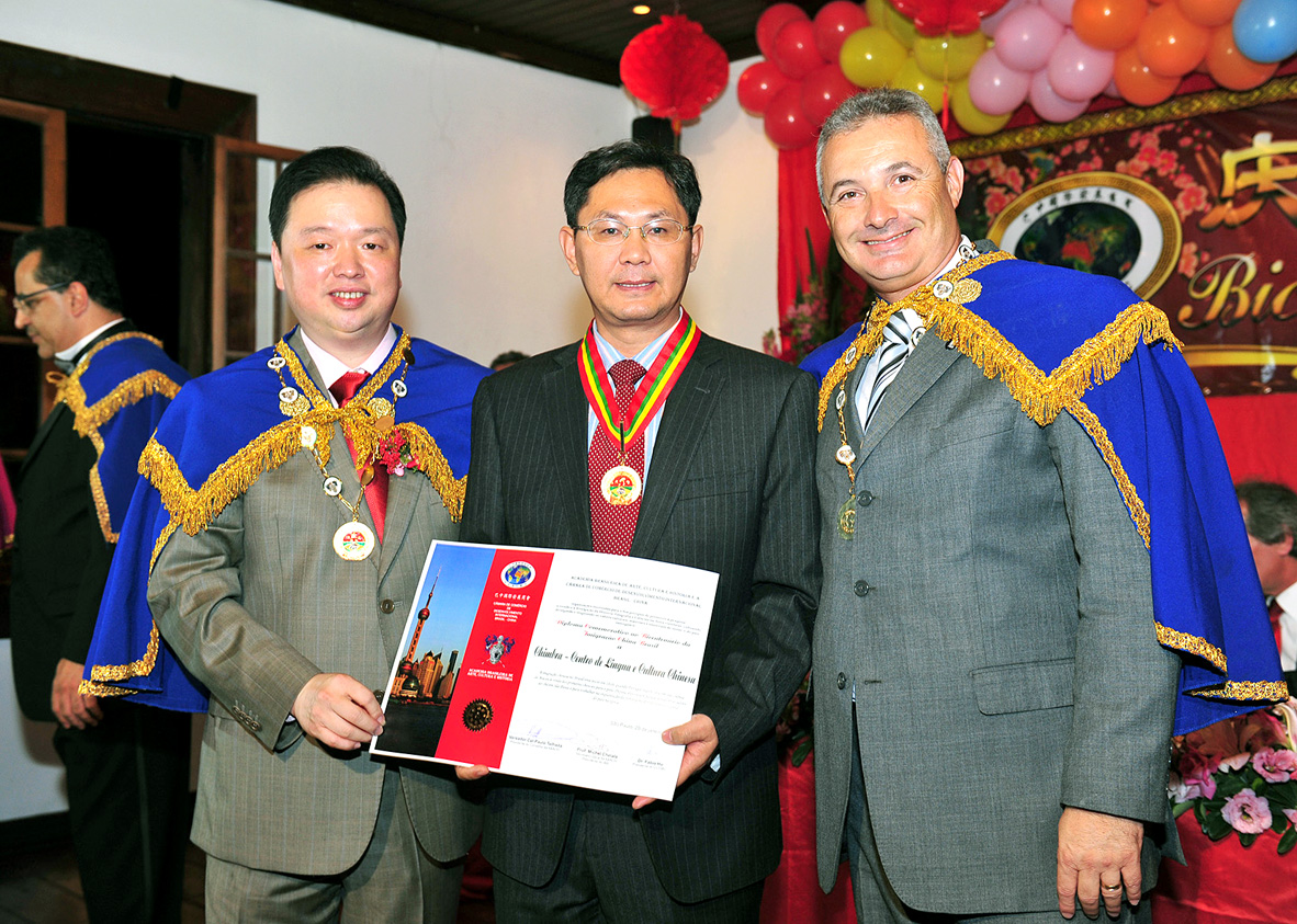 圖為齊耀斌講師榮獲中國巴西移民200周年傑出人物獎章獎狀p1134-12-03
