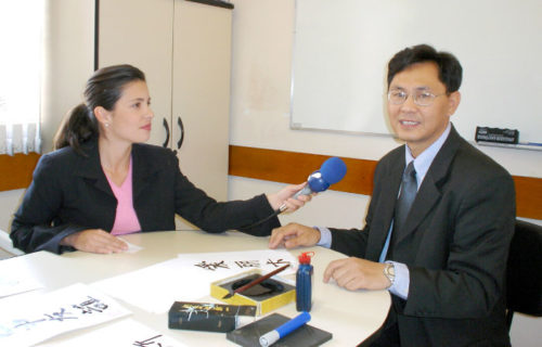 圖為齊耀斌講師接受電視台採訪p1135-12-01