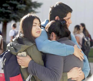 學生與趕到的家人擁抱p1135-a1-08